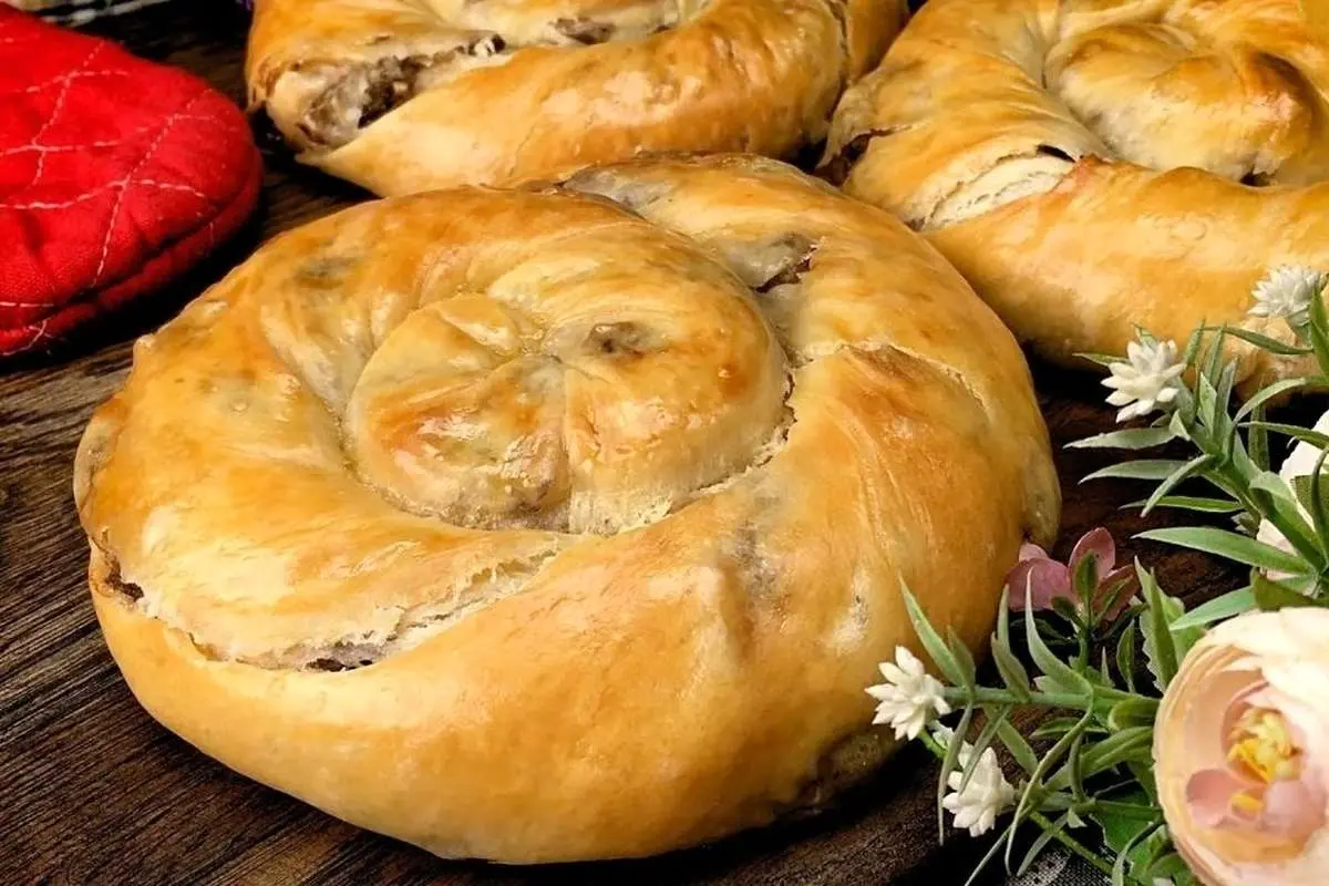 دستور پخت نان حلزونی شکل با گوشت و پیاز به روش آلمانی‌ها (ویدئو)