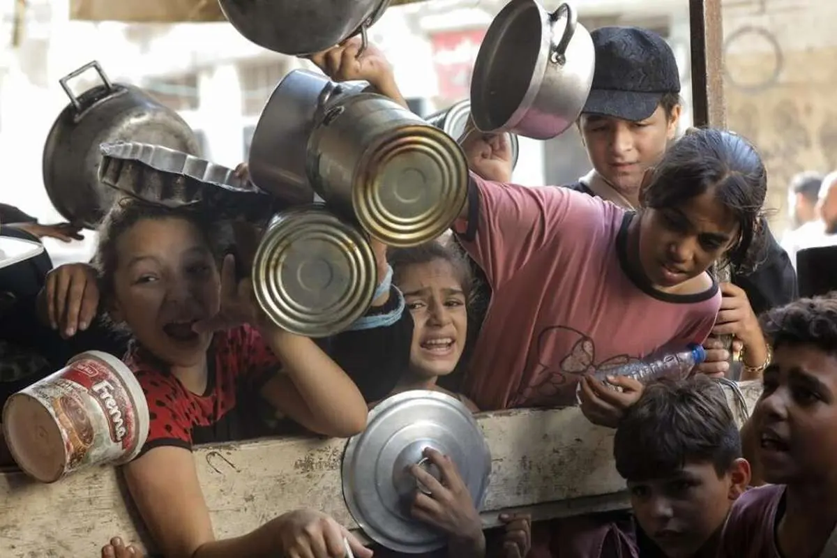 ازدحام کودکان گرسنه فلسطینی در صف دریافت غذا (تصاویر)