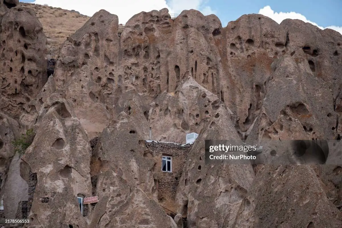 نگاه رسانه خارجی به روستای صخرهای کندوان (تصاویر)