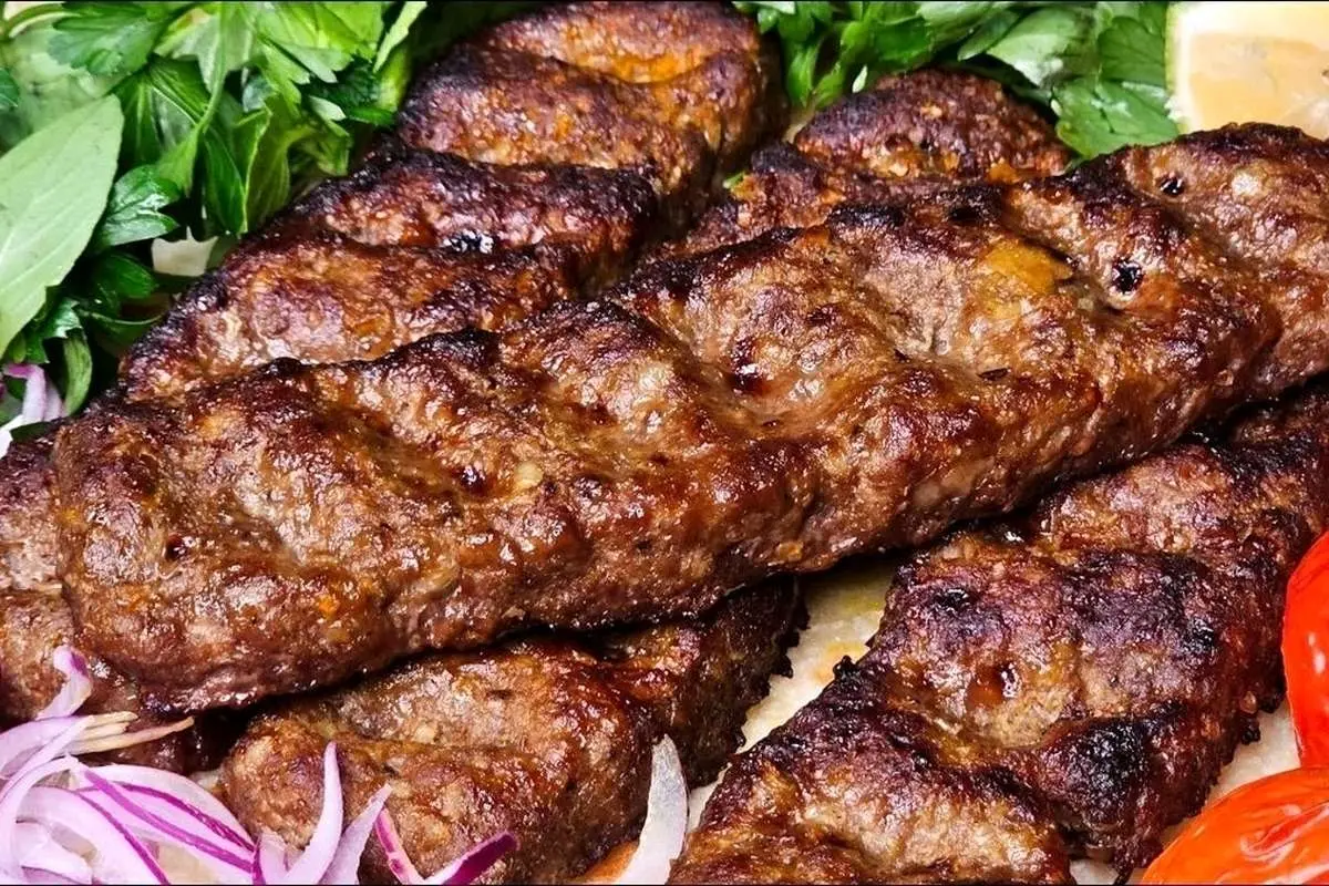 طرز تهیه کباب کوبیده زعفرانی بدون سیخ در فر خانگی (ویدئو)