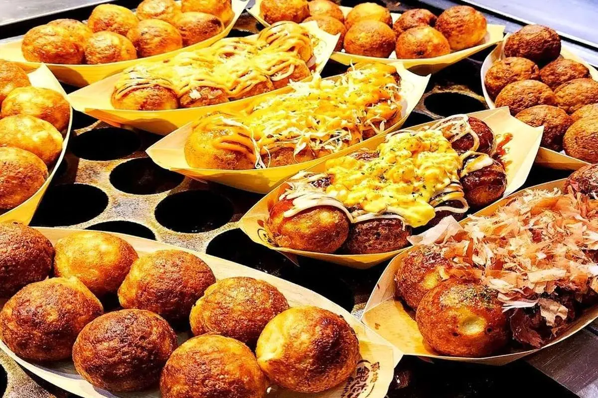 غذای خیابانی ژاپنی در مالزی؛ پخت «اوکونومی یاکی» و «تاکویاکی»(ویدئو)