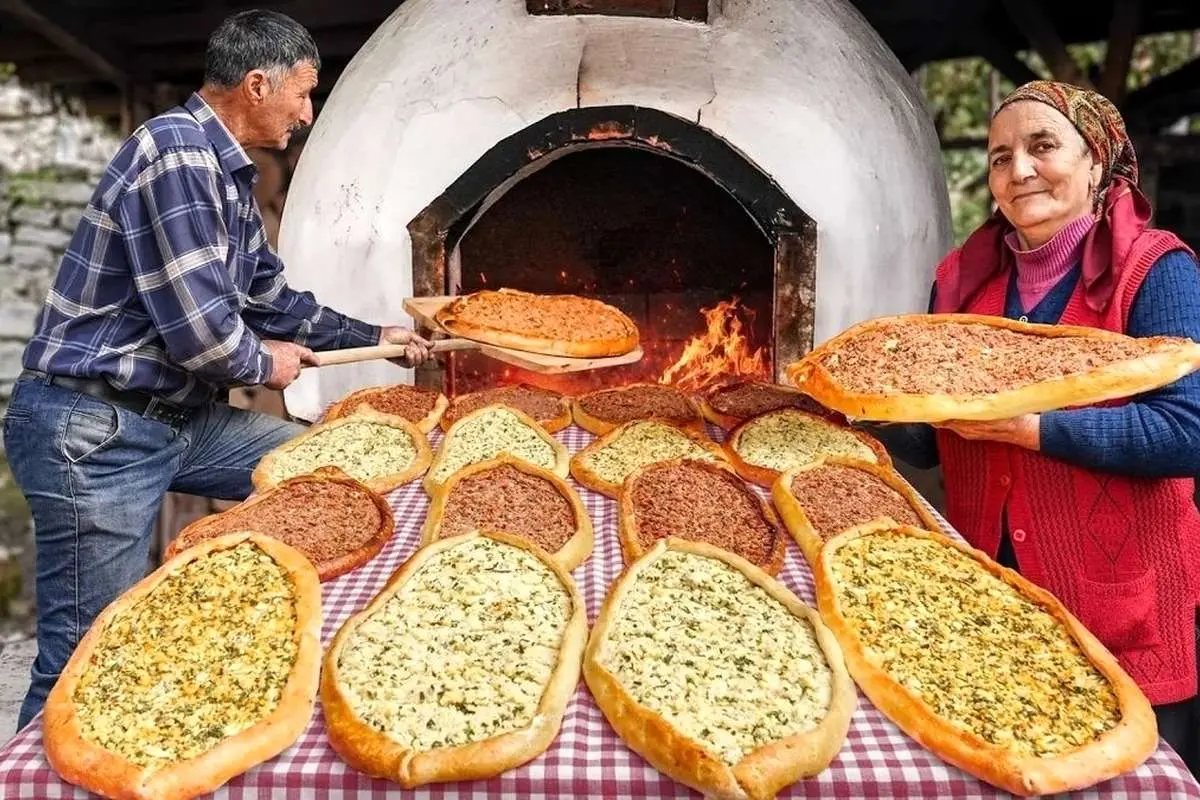 (ویدئو) فرآیند پخت پیتزای سنتی ترکی و باقلوا توسط زوج مسن آذربایجانی