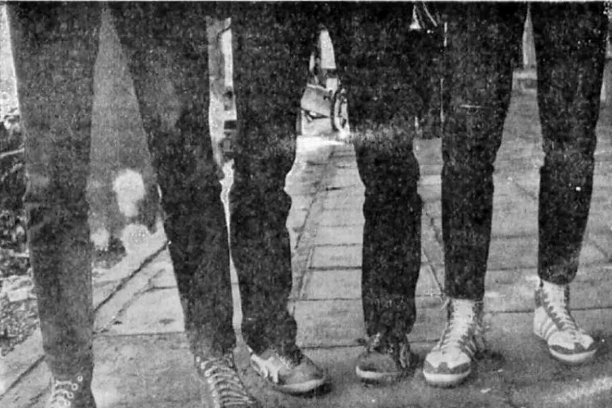 حمله به جوانان تهرانی به‌خاطر شلوار لی تنگ! (تصویر)