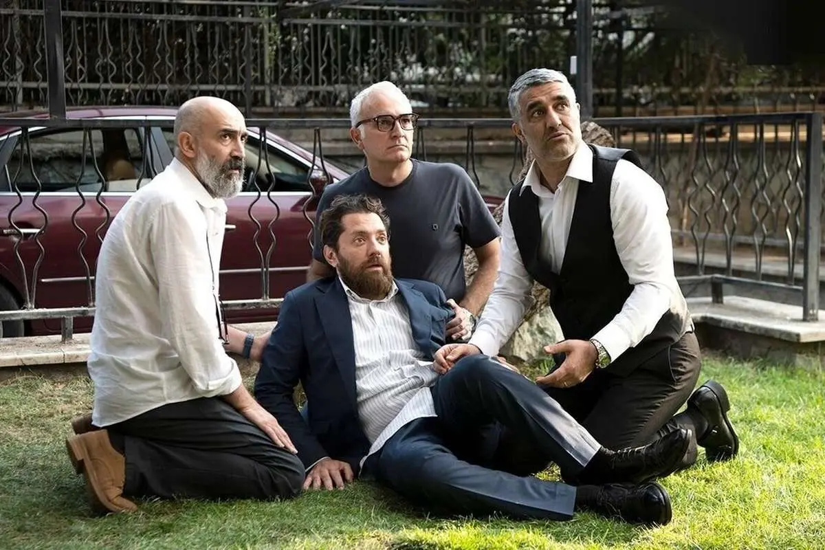 سروش صحت و بهرام افشاری در صف اکران سینما