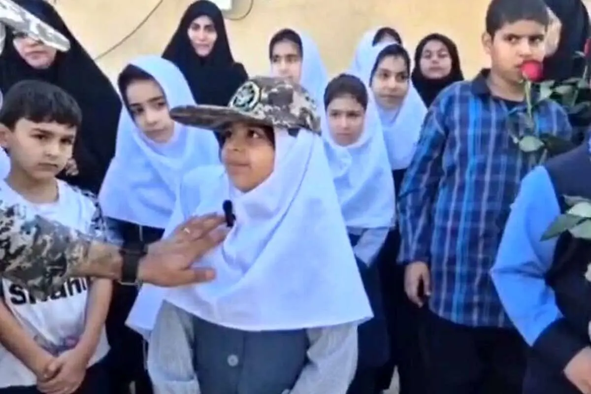 بوسه‌ی دختر حمزه جهاندیده بر تصویر پدرش (ویدئو)