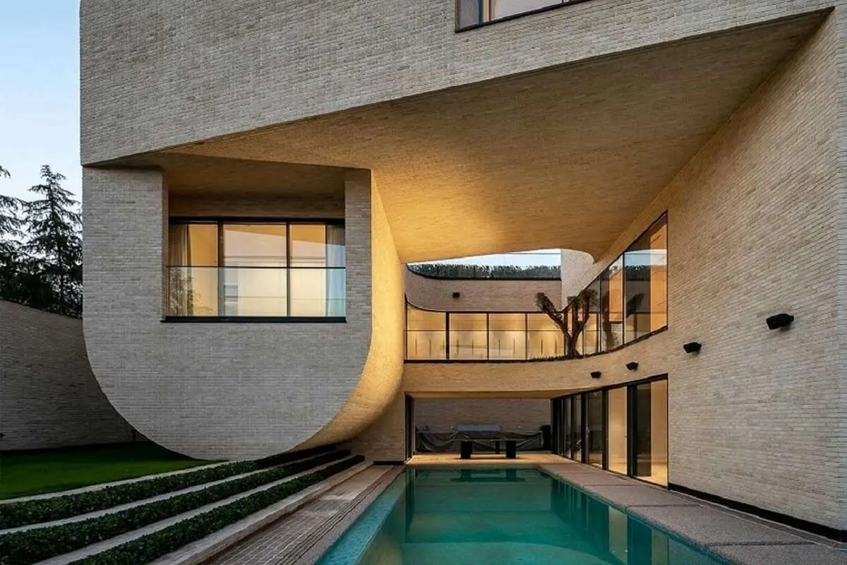 معماری جذاب و منحصربه‌فرد یک ویلای «واژگون» در لواسان (تصاویر)