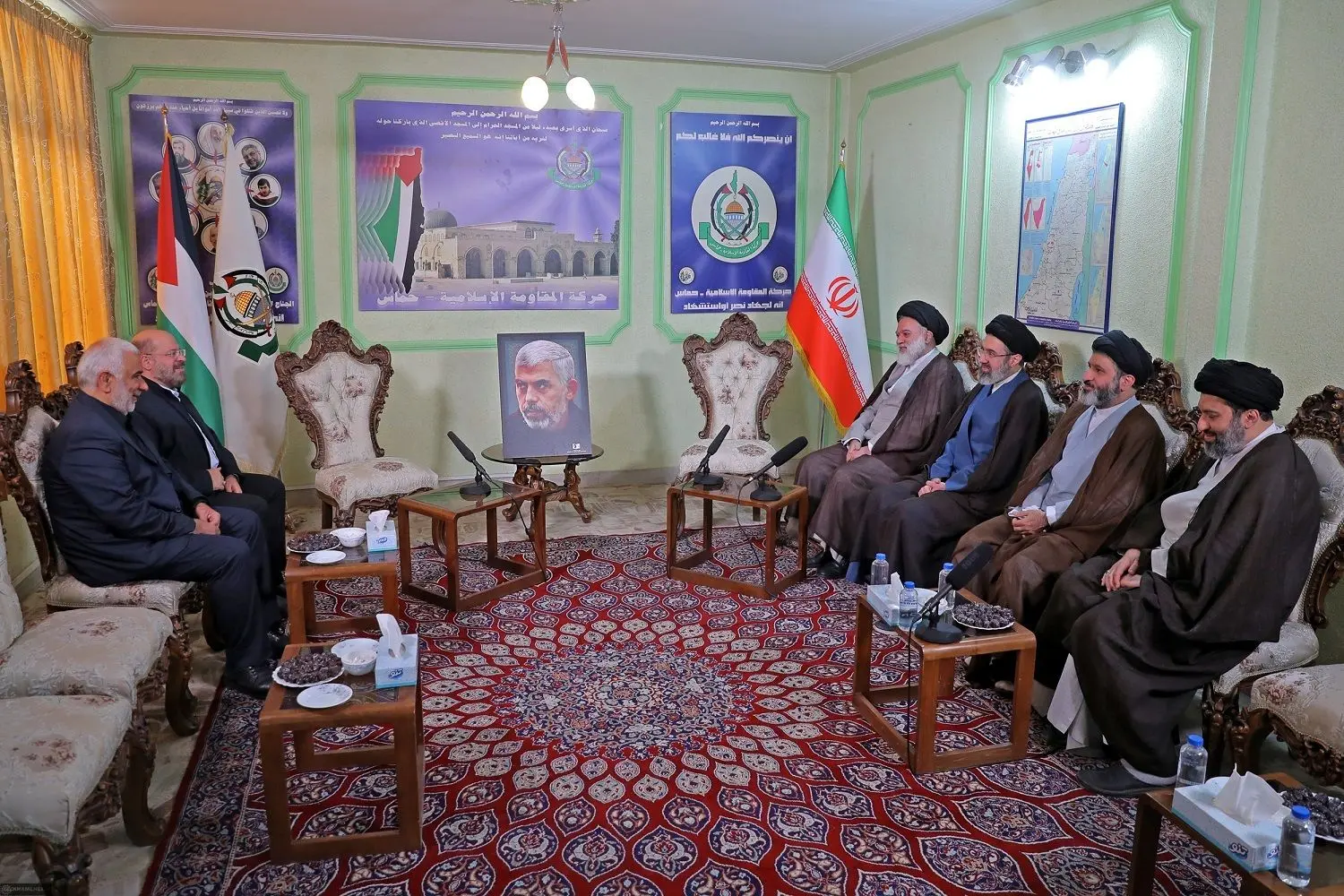 حضور فرزندان حضرت آیت‌الله خامنه‌ای در دفتر حماس (عکس)