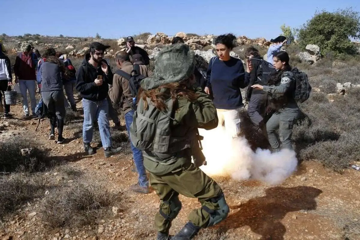 برخورد خشن نظامیان زن اسرائیلی با فلسطینیها (تصاویر)