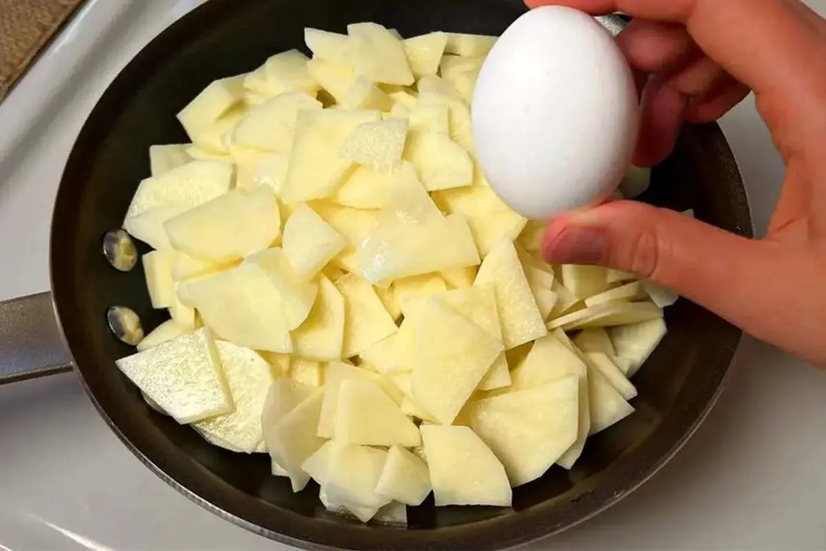 پخت یک شام خوشمزه با سیب‌زمینی و مرغ (ویدئو)