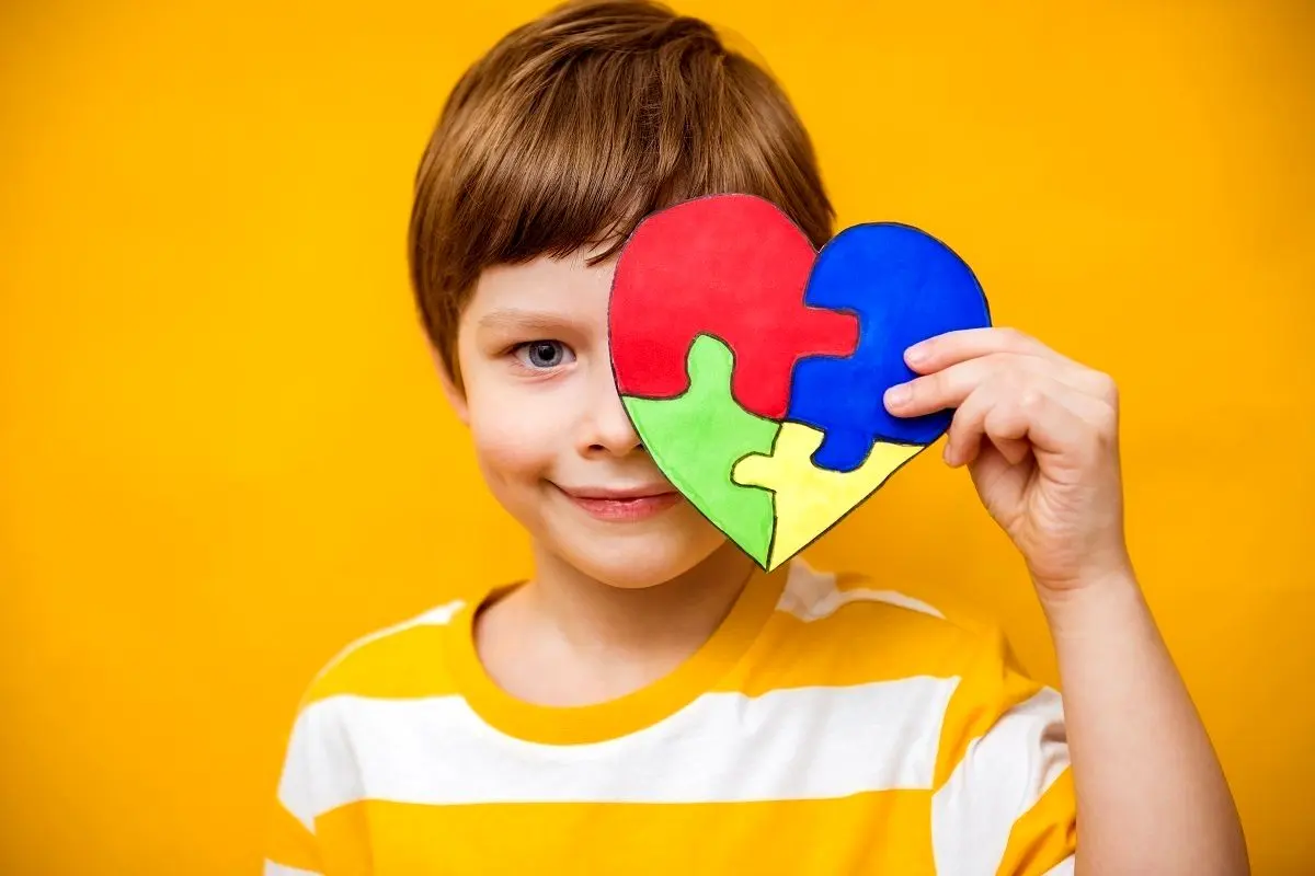 علائم اوتیسم و علت بروز آن