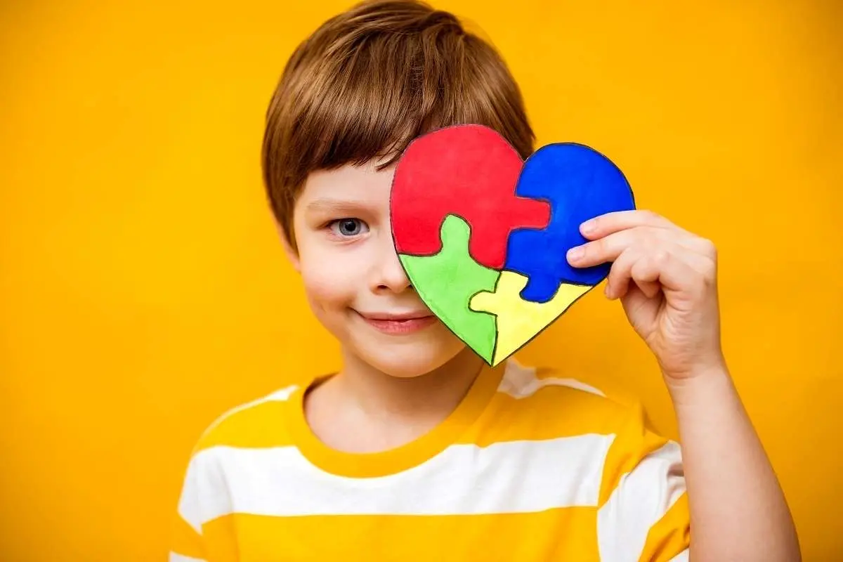 علائم اوتیسم و علت بروز آن
