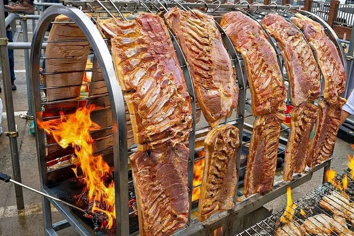 غذای خیابانی در کره؛ پخت انواع کباب در جشنواره باربیکیو سئول (ویدئو)