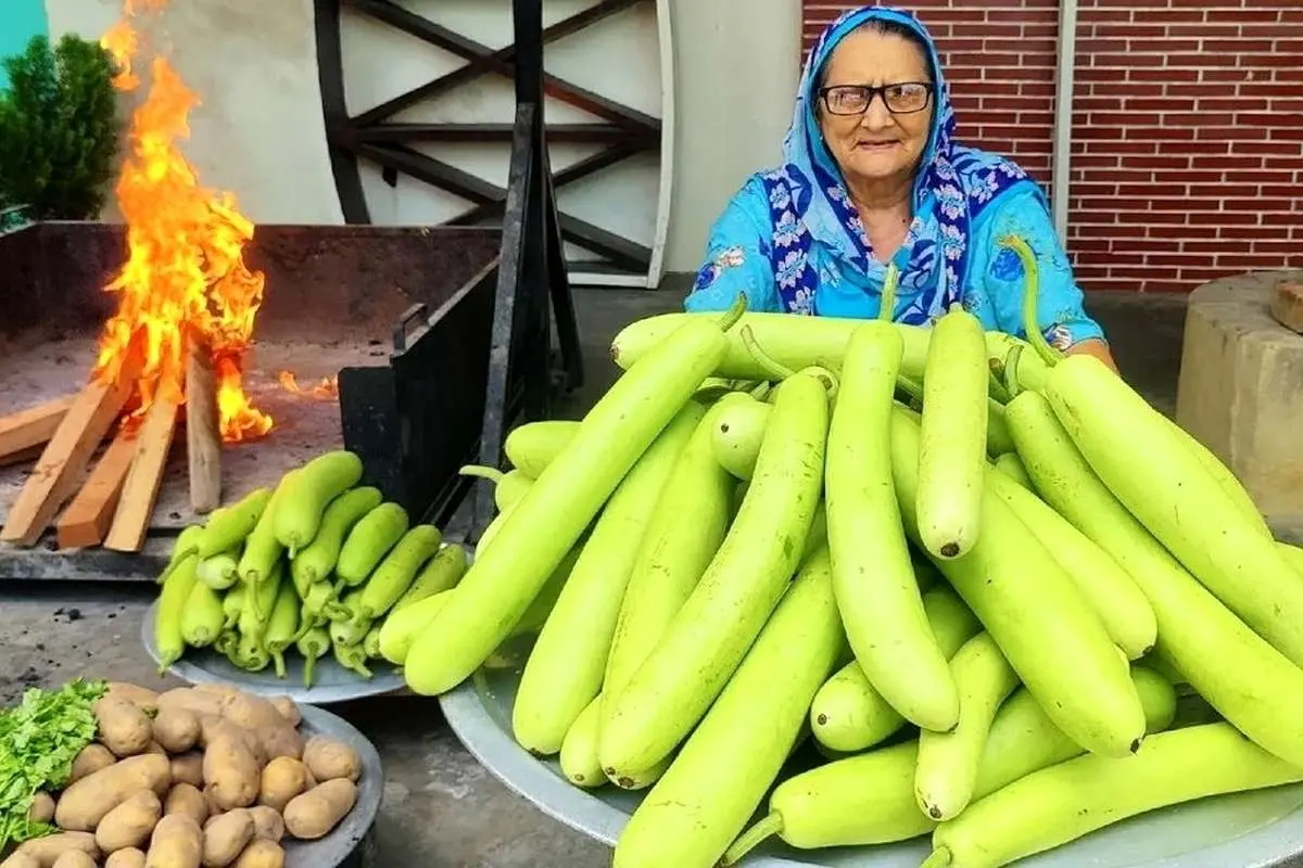 غذای خیابانی در هند؛ پخت یک غذای محلی با کدو سبز (ویدئو)