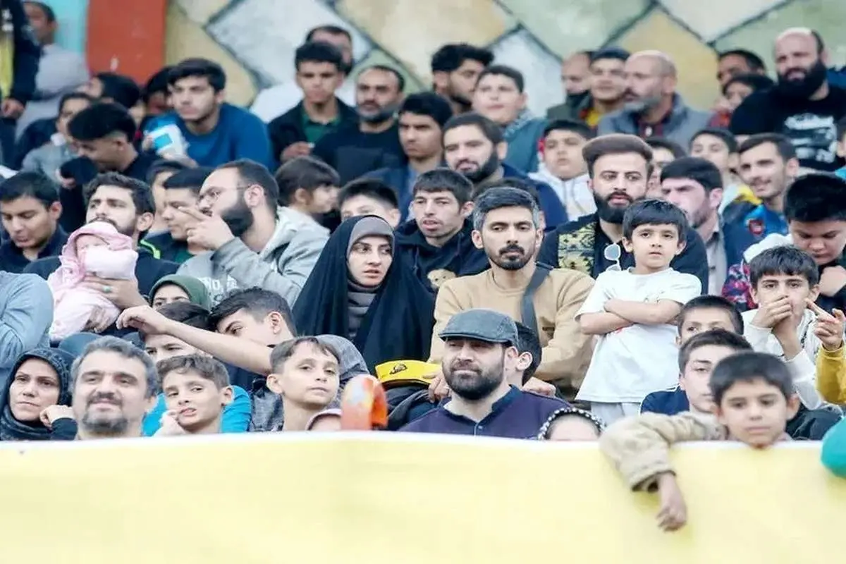 مداحان بازی کردند، زن و مرد کنار هم روی سکو نشستند