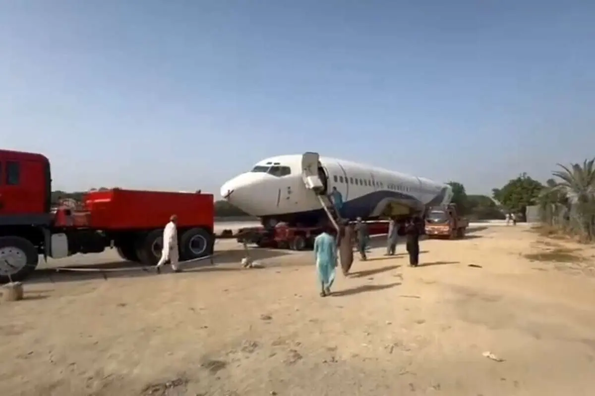 انتقال بدنه اسقاط‌شده هواپیمای بوئینگ به پاکستان (ویدئو)