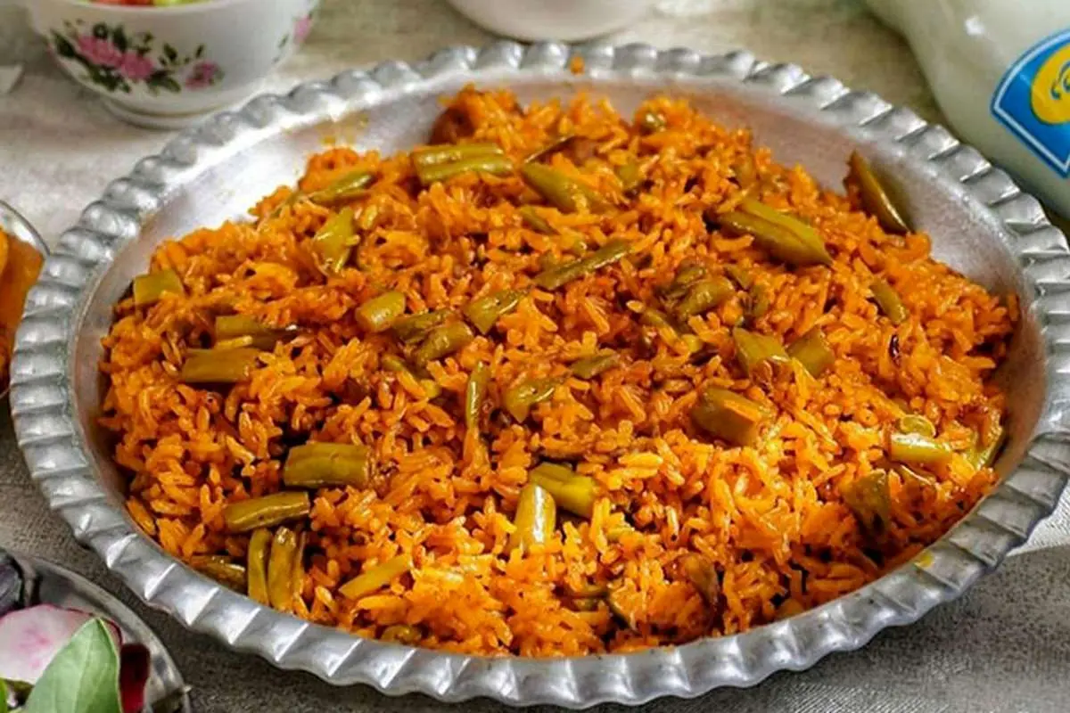 طرز تهیه لوبیا پلو مجلسی با گوشت و ته دیگ سیب زمینی (ویدئو)