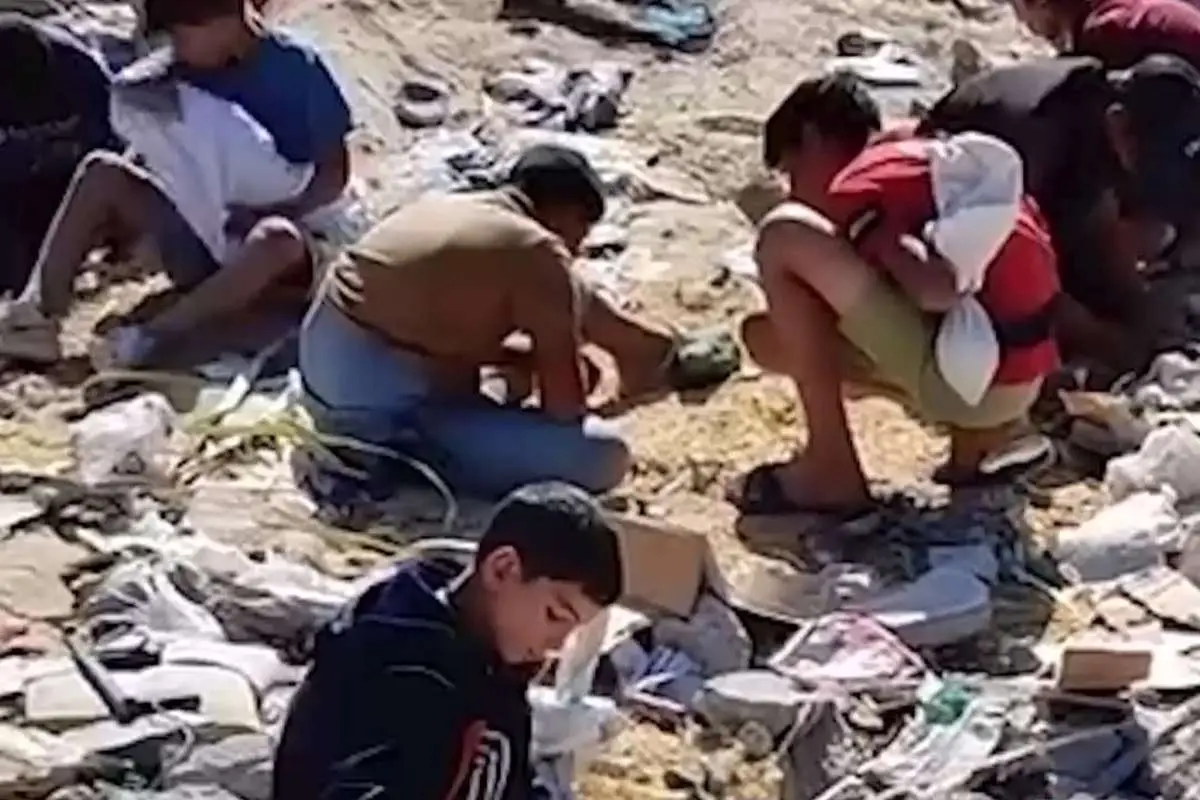فلسطینیها در جستجوی غذا میان زبالهها (ویدئو)