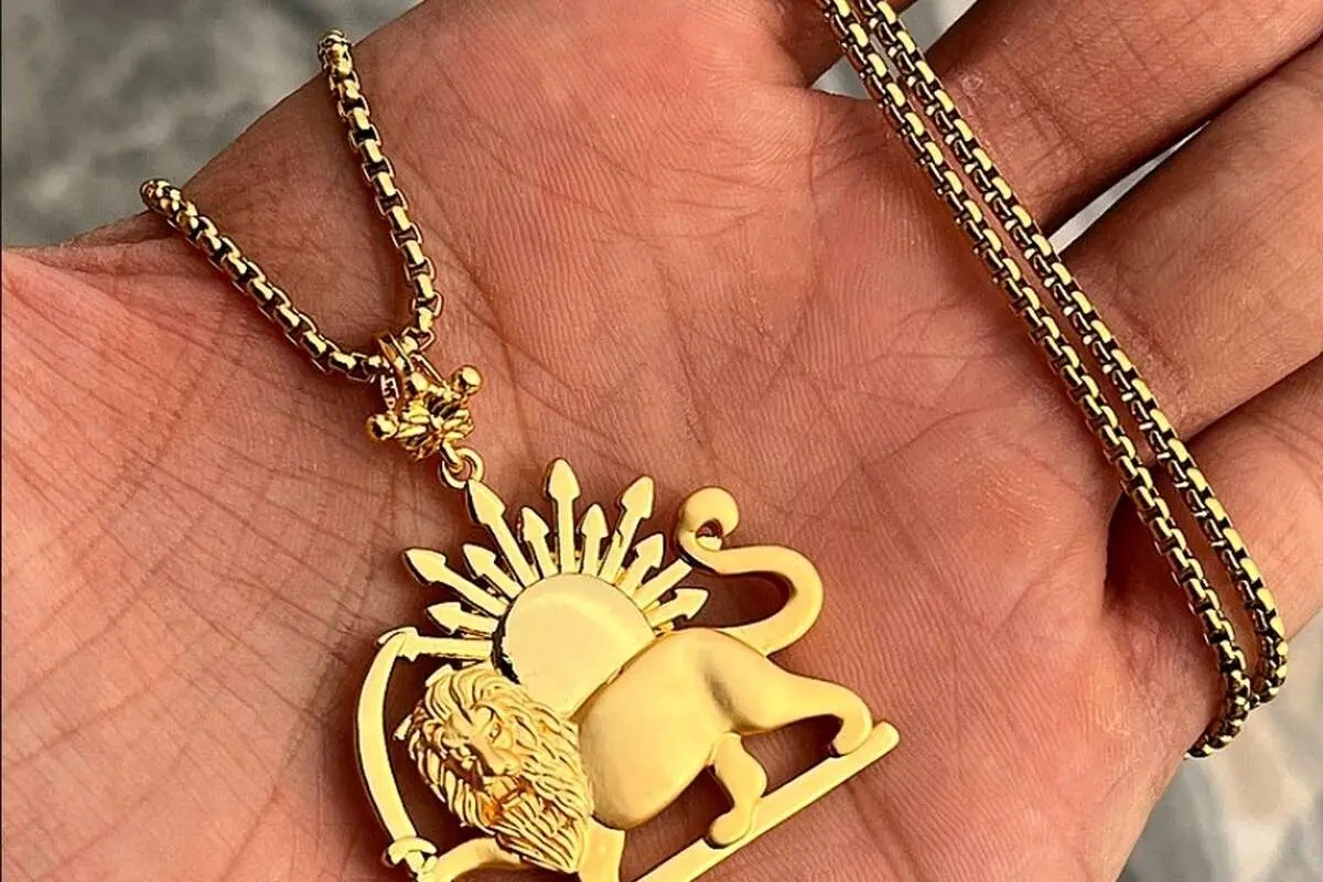 اهدای گردنبند طلای شیروخورشید به جبهه مقاومت (ویدئو)