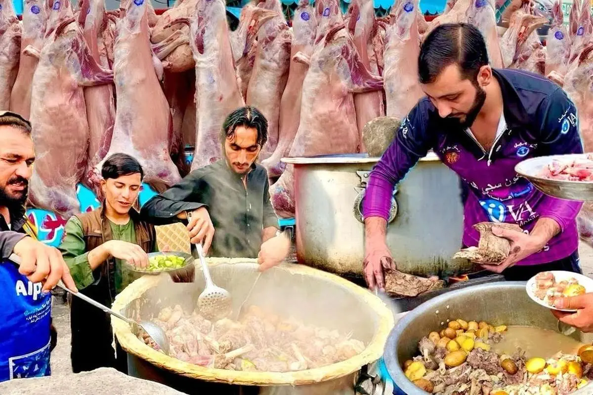 غذای خیابانی در پاکستان؛ پخت مرغ مخصوص در کراچی (ویدئو)