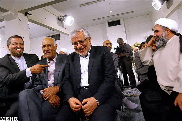 عکس> شوخی دو نماینده در دیدار رهبر انقلاب