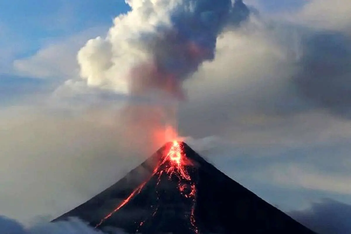 ۱۰ کشته در فوران آتشفشان لاکی-لاکی در شرق اندونزی (ویدئو)