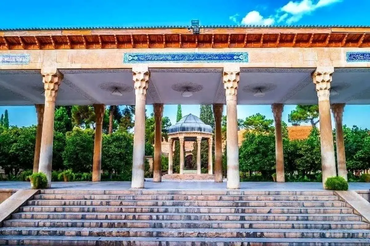 سست شدن ستونهای آرامگاه حافظ به خاطر بیدقتی