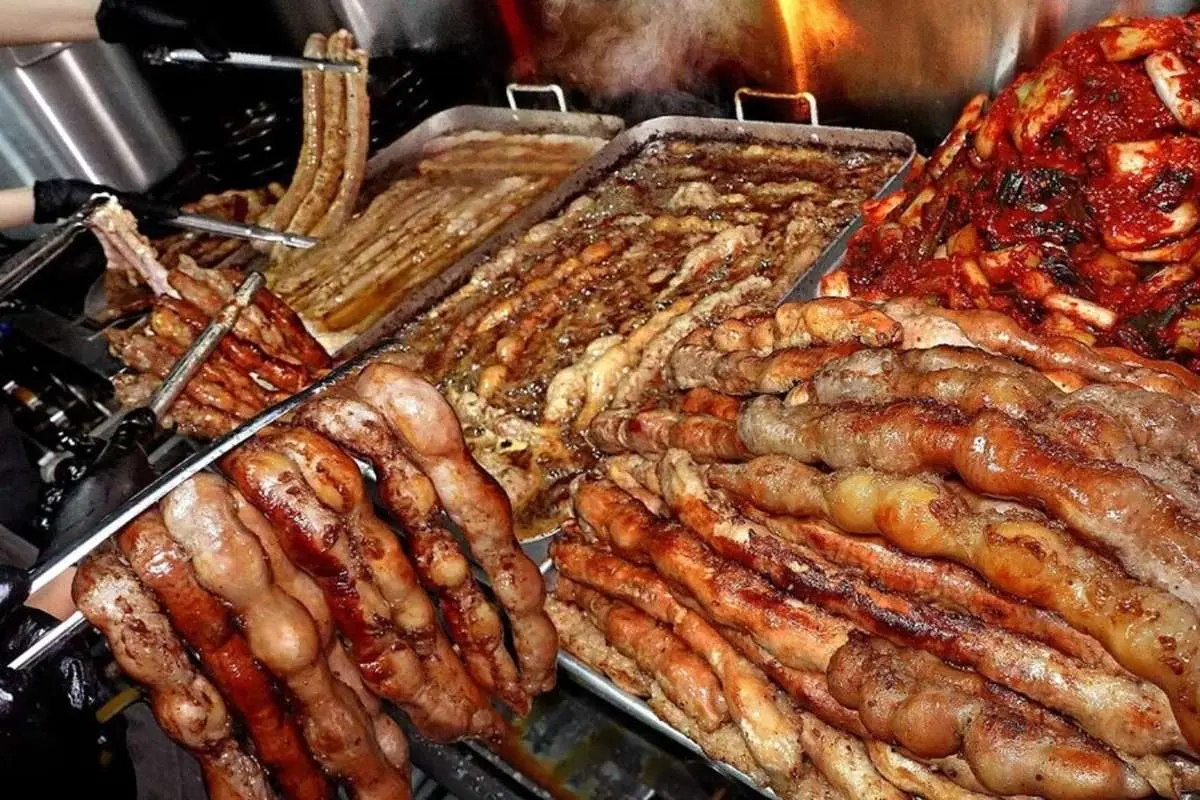 غذای خیابانی کره؛ غذای محبوب با روده و سیرابی گاو (ویدئو)