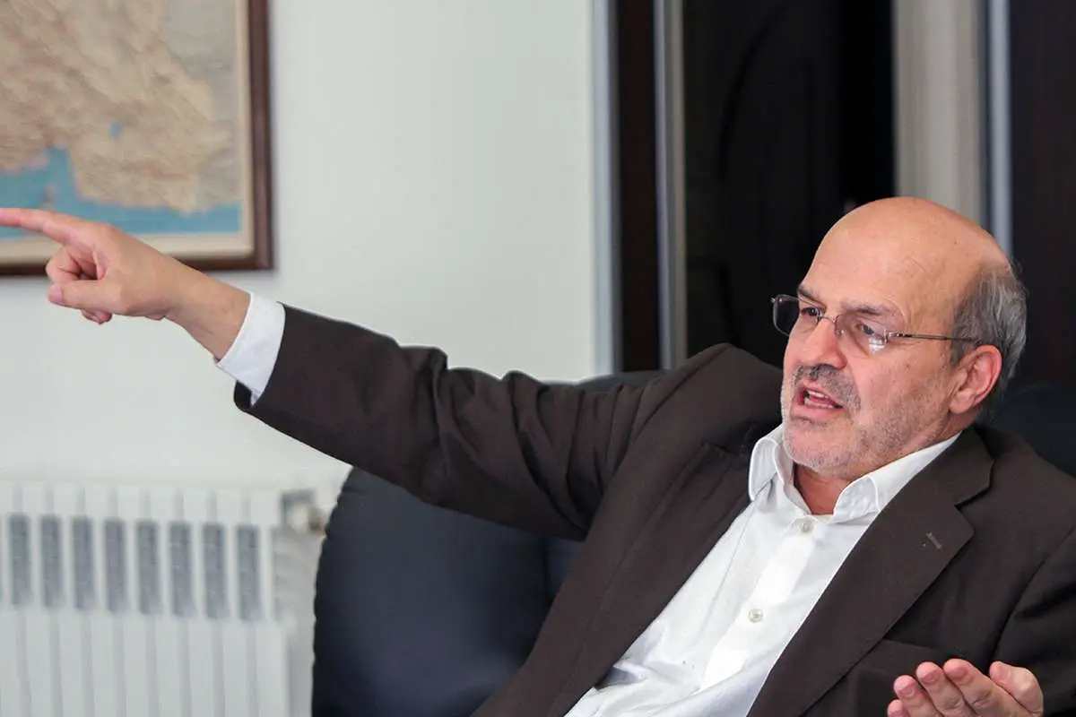 انتقاد شدید کیهان از معاون حسن روحانی؛ فرق ترامپ و صدام را نمی فهمد!