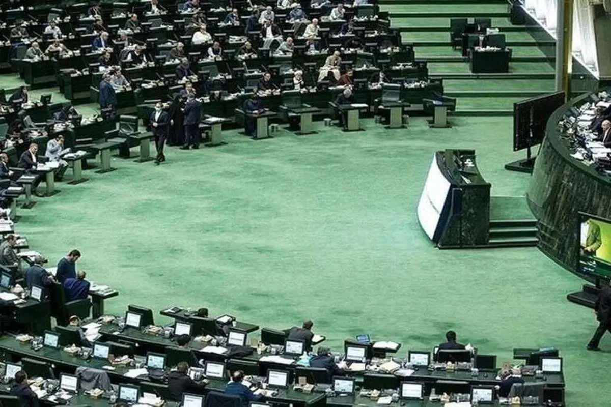 (تصاویر)حضور یک خانم زن با کلاه در مجلس شورای اسلامی