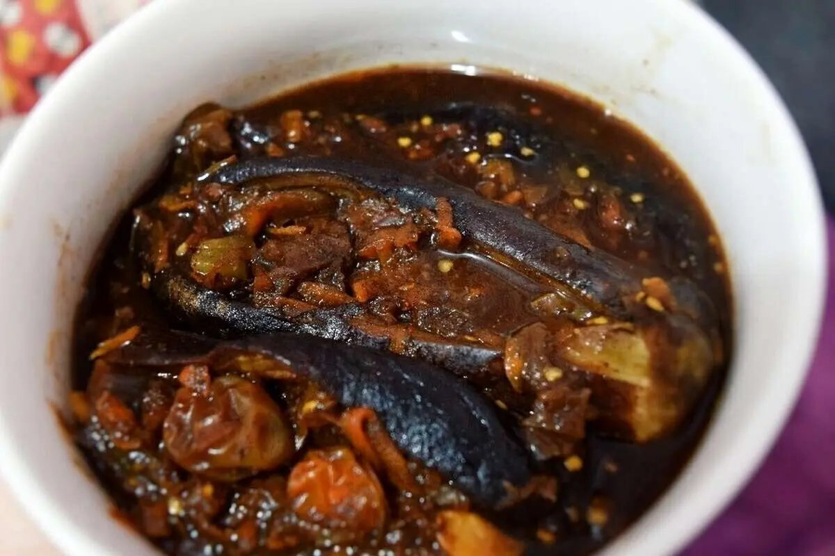 طرز تهیه ترشی بادمجان و زرشک؛ یک چاشنی خوشمزه
