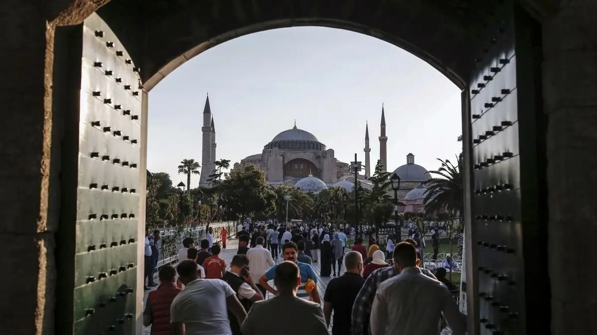 (ویدئو) وحشت نمازگزاران یک مسجد هنگام وقوع زلزله