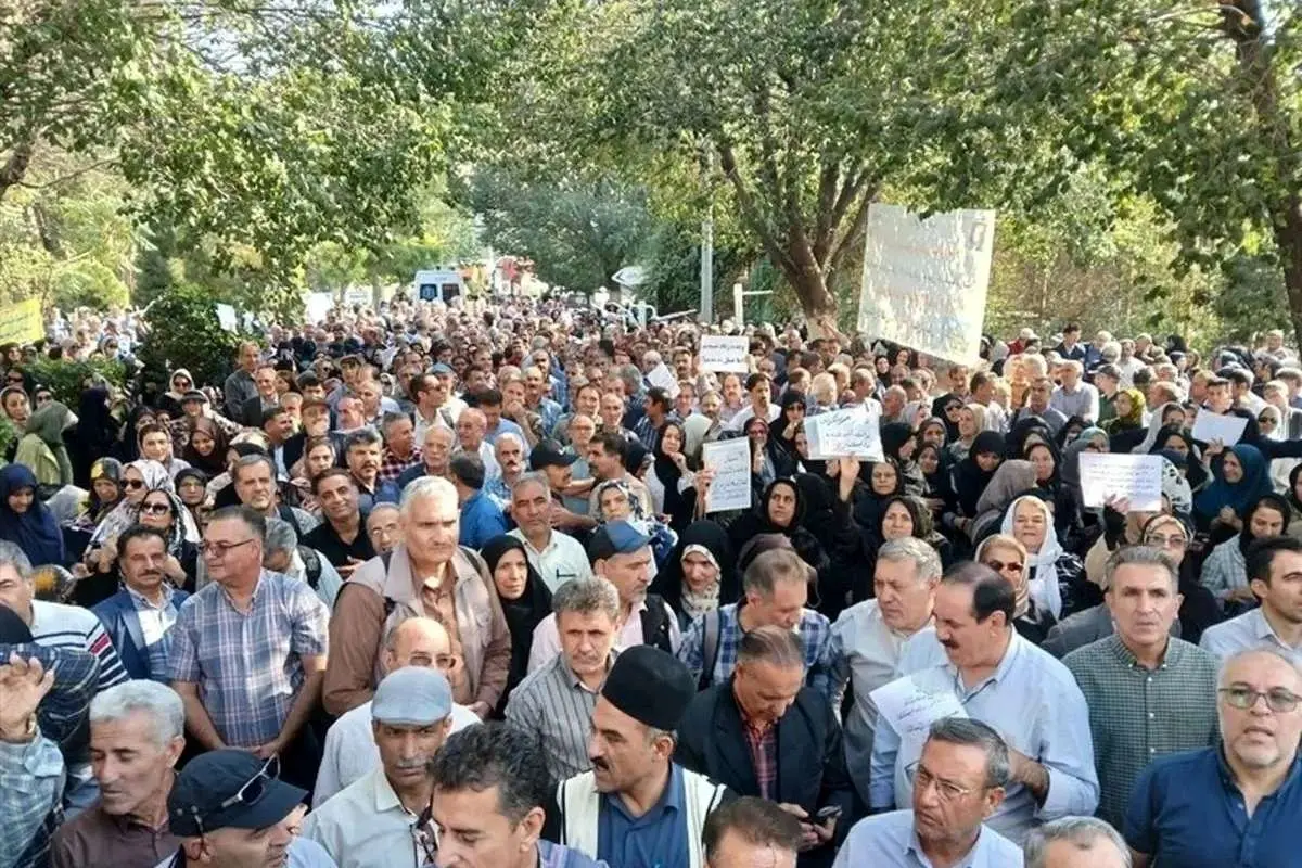 تجمع معلمان بازنشسته مقابل مجلس؛ علت چه بود؟