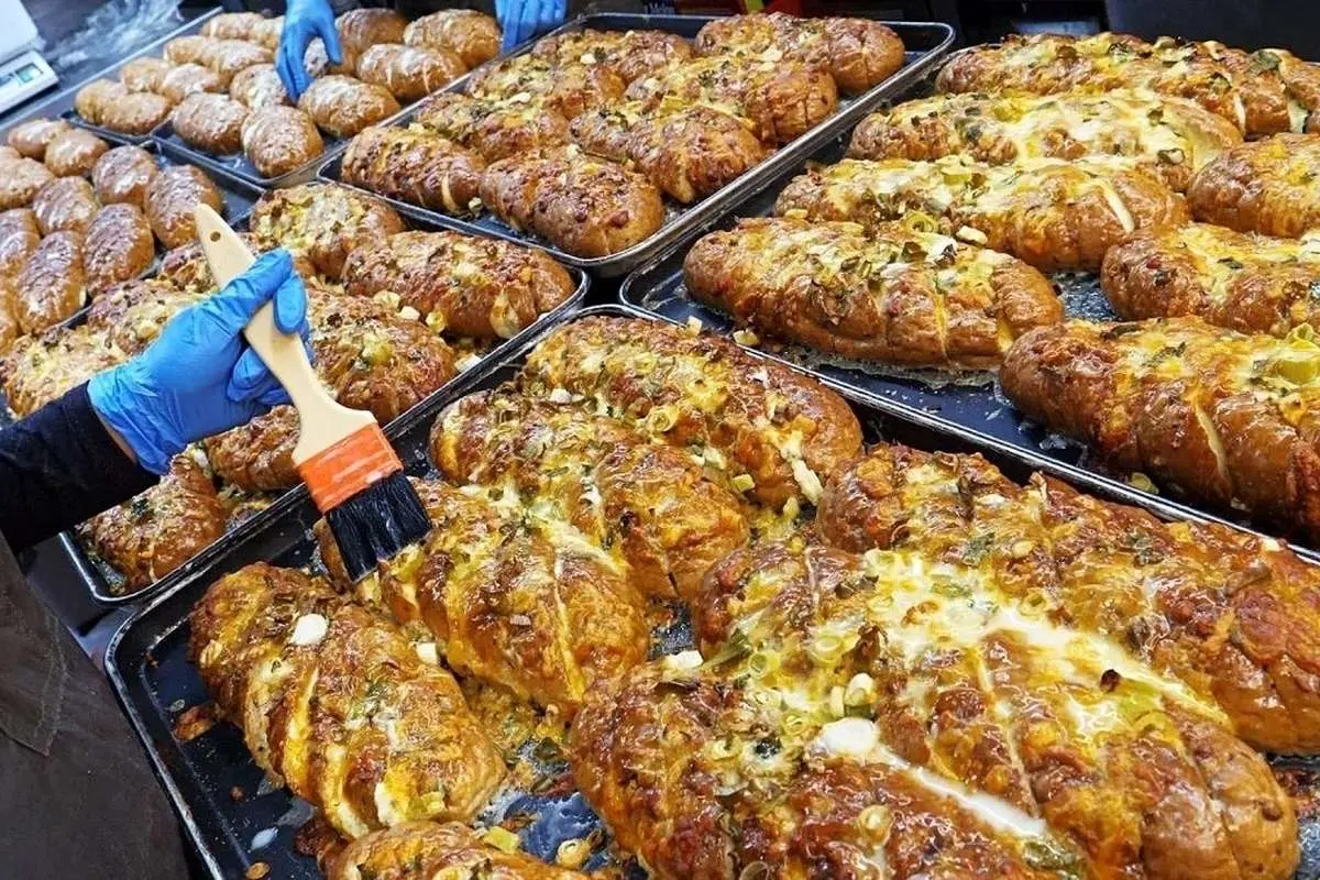 (ویدئو) نان خیابانی کرهای؛ ترکیبی بینظیر از پنیر، سیر و پیازچه