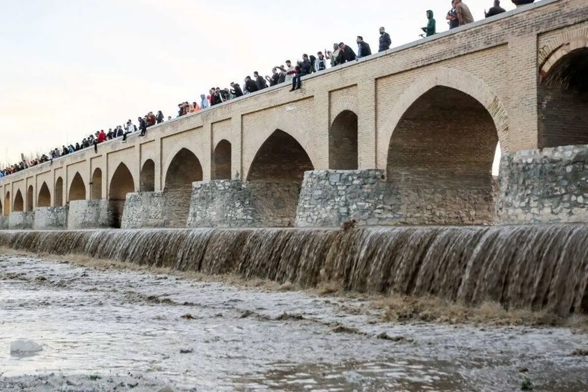 بازگشت آب به زایندهرود؛ در بستر رودخانه توقف نکنید