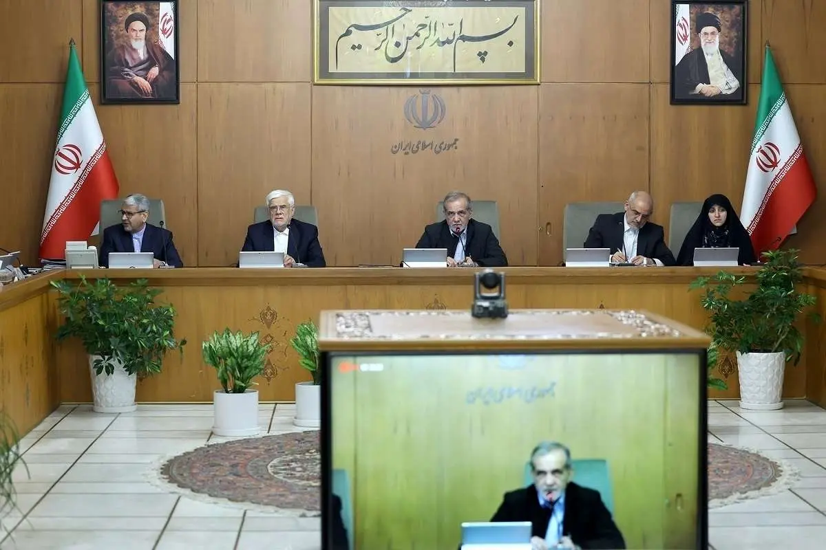 پزشکیان: از حضور هر کسی که میتواند مشکلی از مردم و نظام را حل کند، استقبال میکنیم