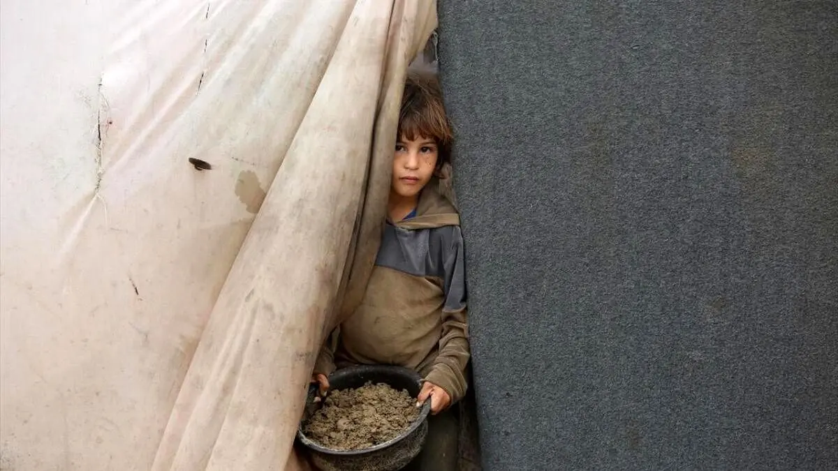 (تصاویر) آوارگان فلسطینی با سرما و باران دست و پنجه نرم می‌کنند