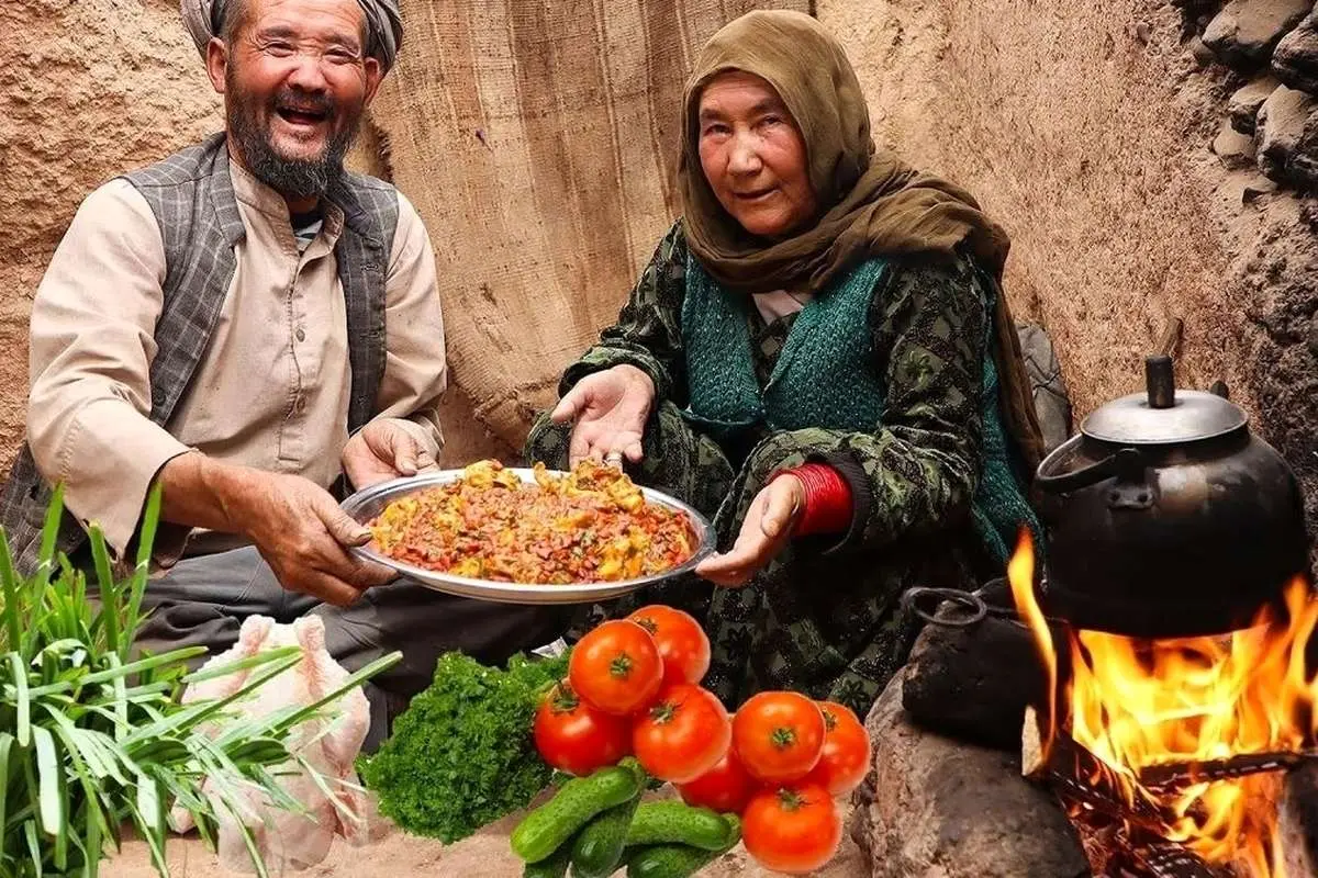 (ویدئو) طرز تهیه سیب زمینی، تخم مرغ یک غذای سنتی افغانستانی توسط زوج مسن