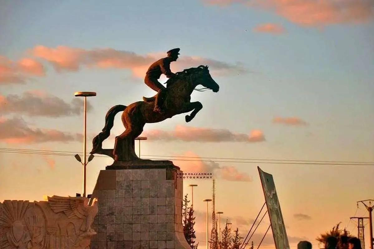 (ویدئو) شورشیان مجسمه اسب سوار برادر بشار اسد را تخریب کردند