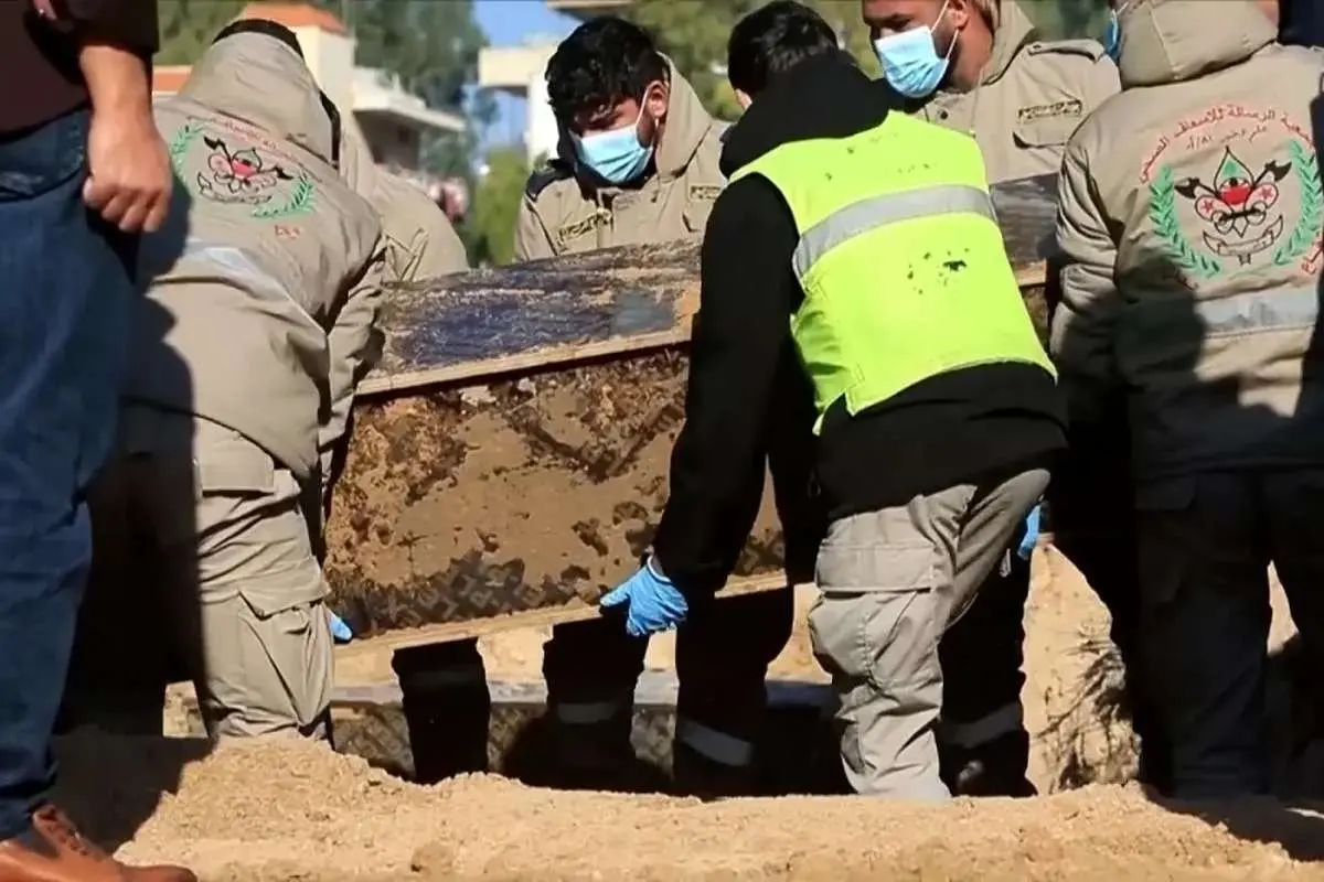 (ویدئو) نبش قبر قربانیان جنگ در شهر صور لبنان