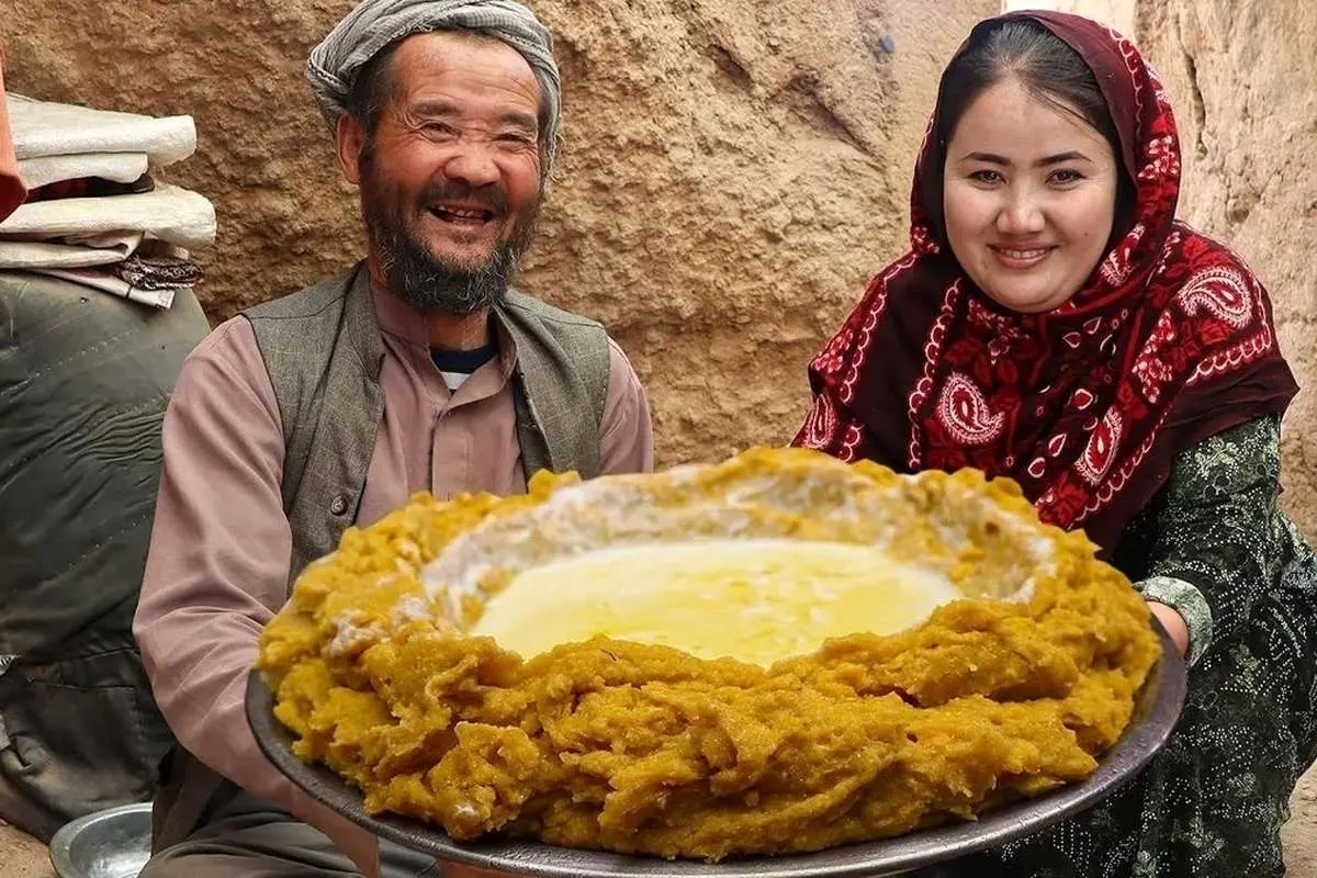 (ویدئو) غذای روستایی در افغانستان؛ پخت پودینگ ذرت در غار
