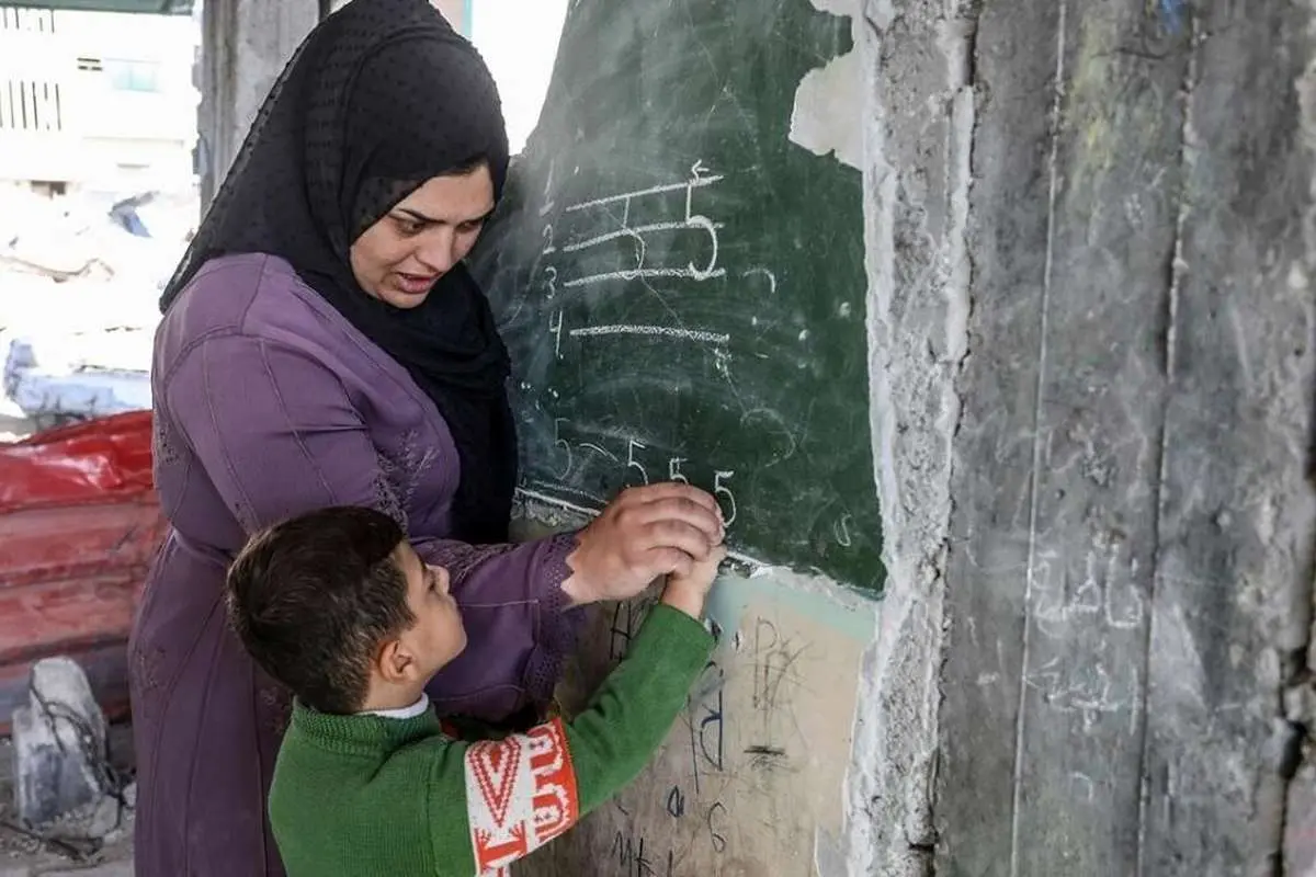 (تصاویر) ادامه تحصیل دانش آموزان فلسطینی در مدرسه تخریب شده