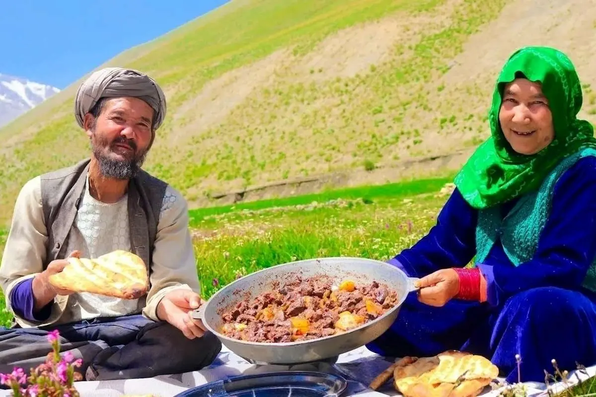 (ویدئو) غذای روستایی در افغانستان؛ پخت یک غذای محلی با جگر