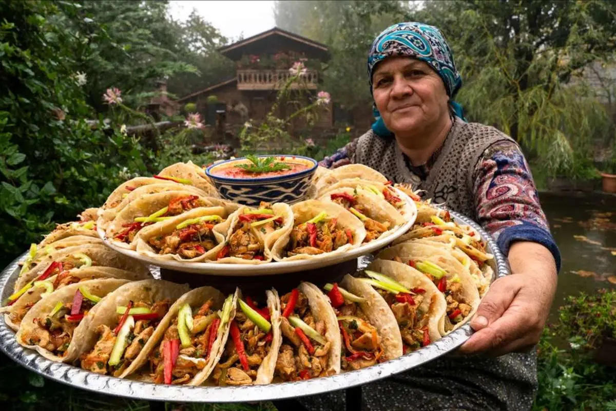 (ویدئو) غذای روستایی آذربایجانی؛ پخت یک غذای سنتی با مرغ و سبزیجات