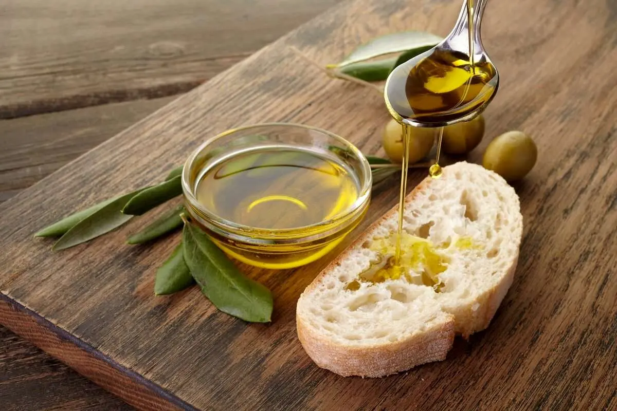 ۴ روشی که روغن زیتون به عمر شما میافزاید