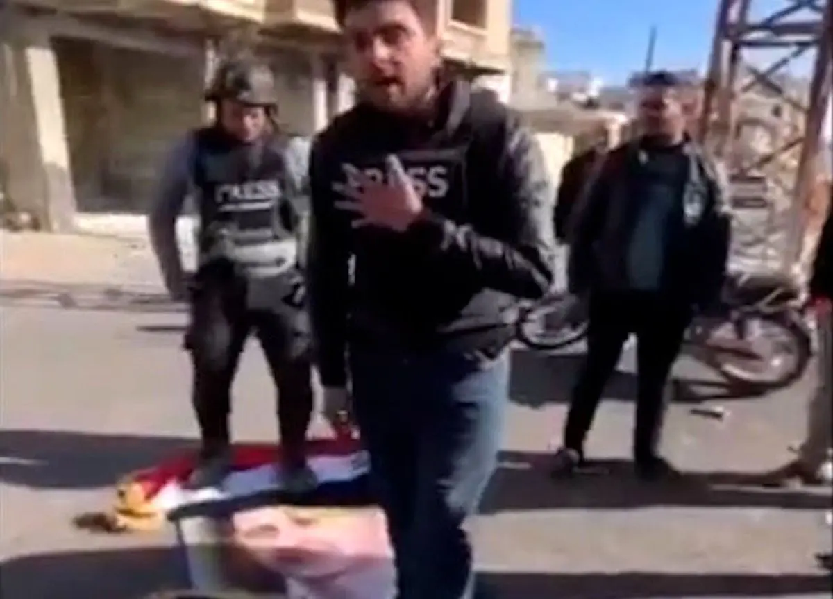 (ویدئو) نمایش لگدمال شدن تصویر بشار اسد در شبکه خبر