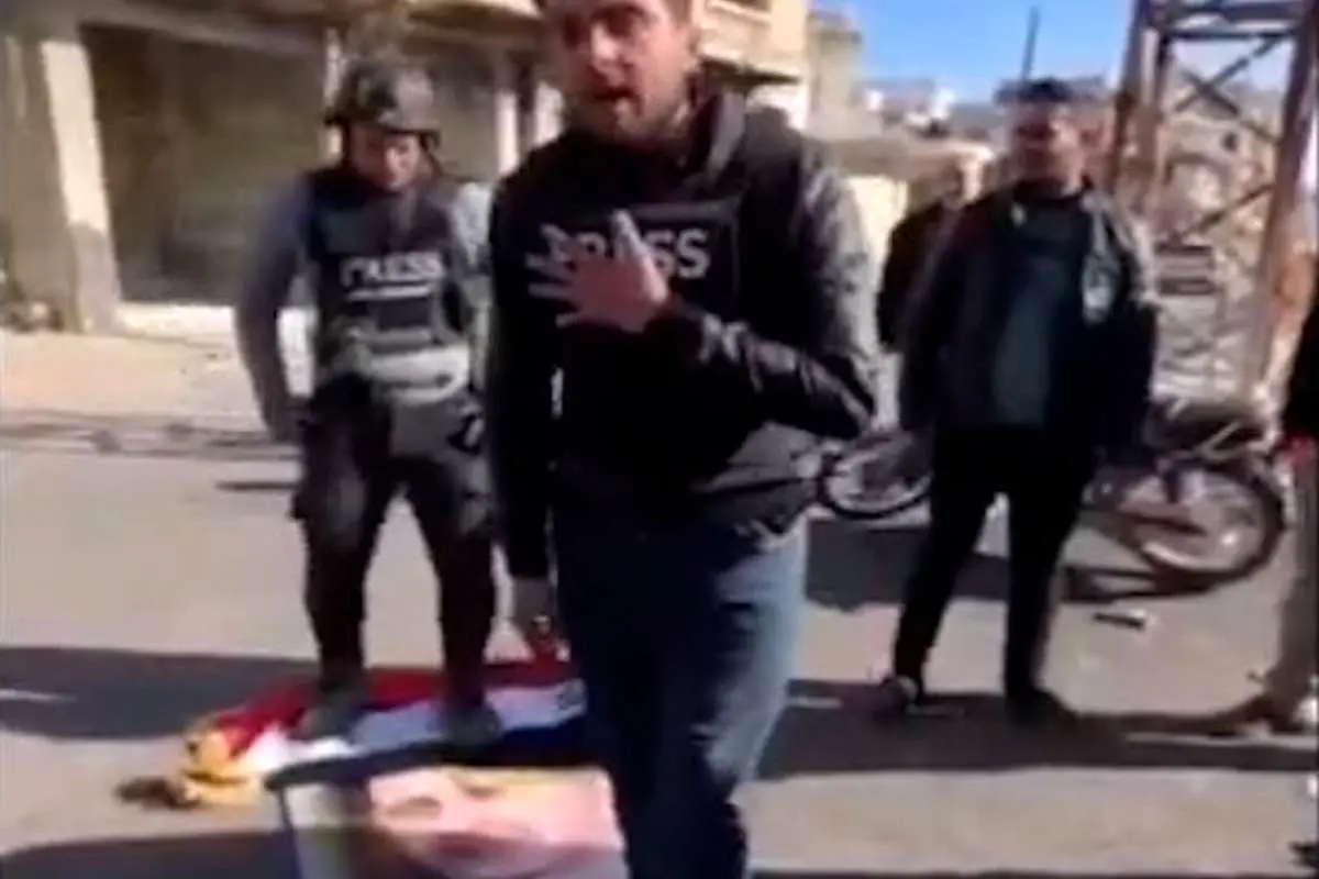 (ویدئو) نمایش لگدمال شدن تصویر بشار اسد در شبکه خبر