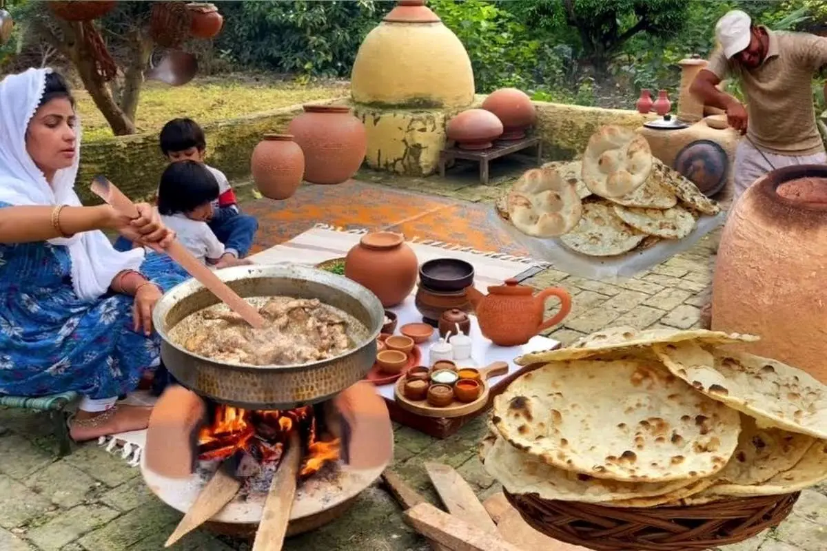 (ویدئو) پخت نان و یک غذای محلی با مرغ در پاکستان