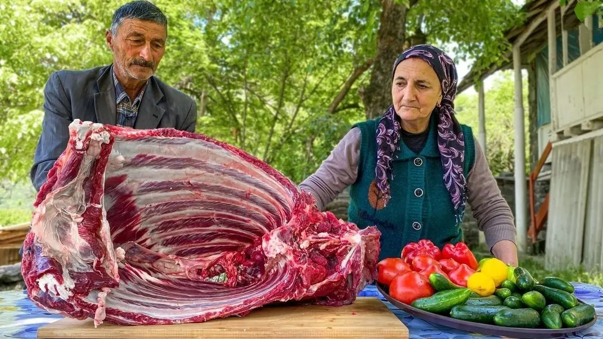 (ویدئو) پخت کباب محلی با دنده گاو در آذربایجان