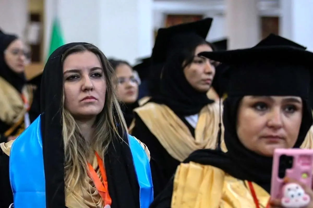 (تصاویر) پوشش دانشجویان خارجی در حرم شاهچراغ