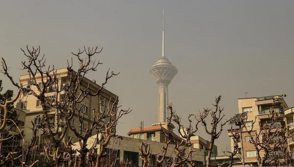 (عکس) برج میلاد مدفون در آلودگی هوای تهران